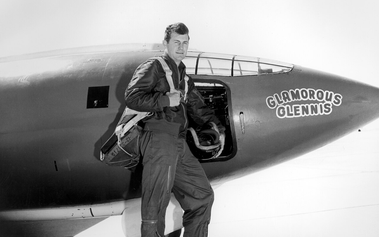 Chuck Yeager davanti al Bell X-1 «Glamorous Glennis» nel 1947