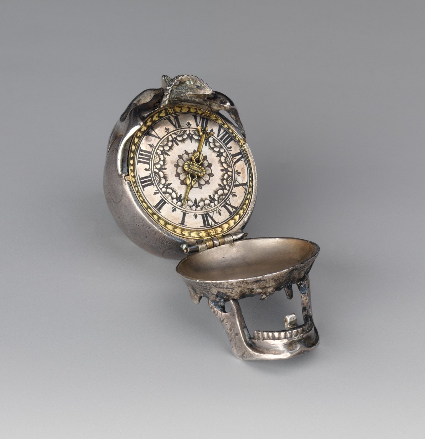 Orologio a teschio con la mascella aperta che mostra il quadrante