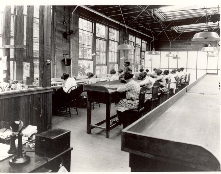 Operaie della United States Radium Corporation al lavoro sui quadranti